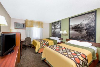 Super 8 by Wyndham Fairmont - image 11