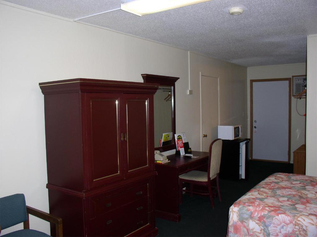 Budget Inn Fairmont - image 7