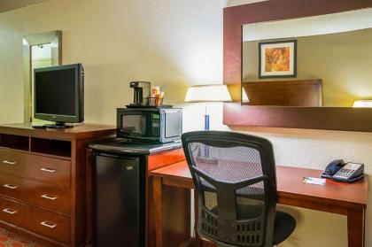 Quality Inn Fairmont - image 9