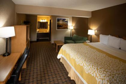 Days Inn by Wyndham Fairmont - image 7