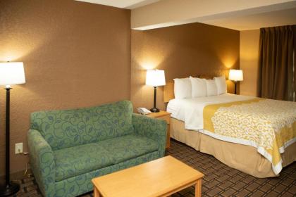 Days Inn by Wyndham Fairmont - image 9