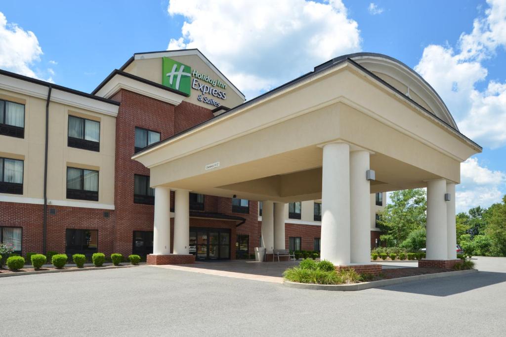 Holiday Inn Express & Suites Fairmont an IHG Hotel - main image