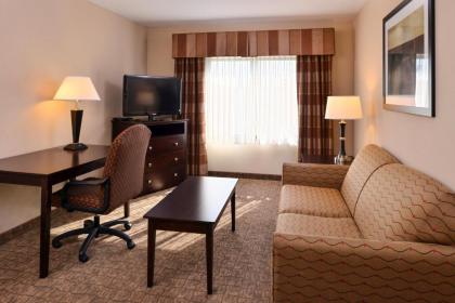 Holiday Inn Express & Suites Fairmont an IHG Hotel - image 9