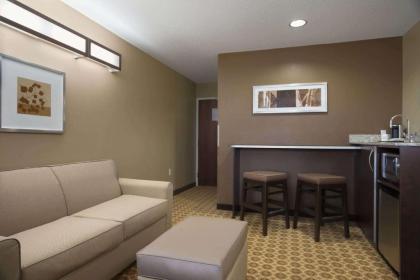 Microtel Inn & Suites Fairmont - image 13