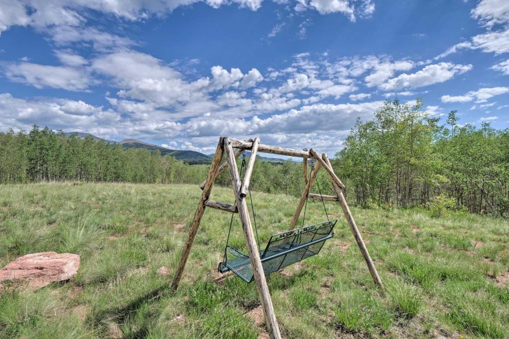 Fairplay Log Cabin with Deck 26 Mi to Breck! - image 3