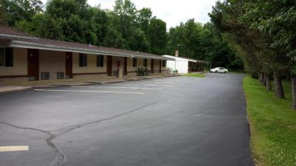 Budget Inn Fairport - image 9