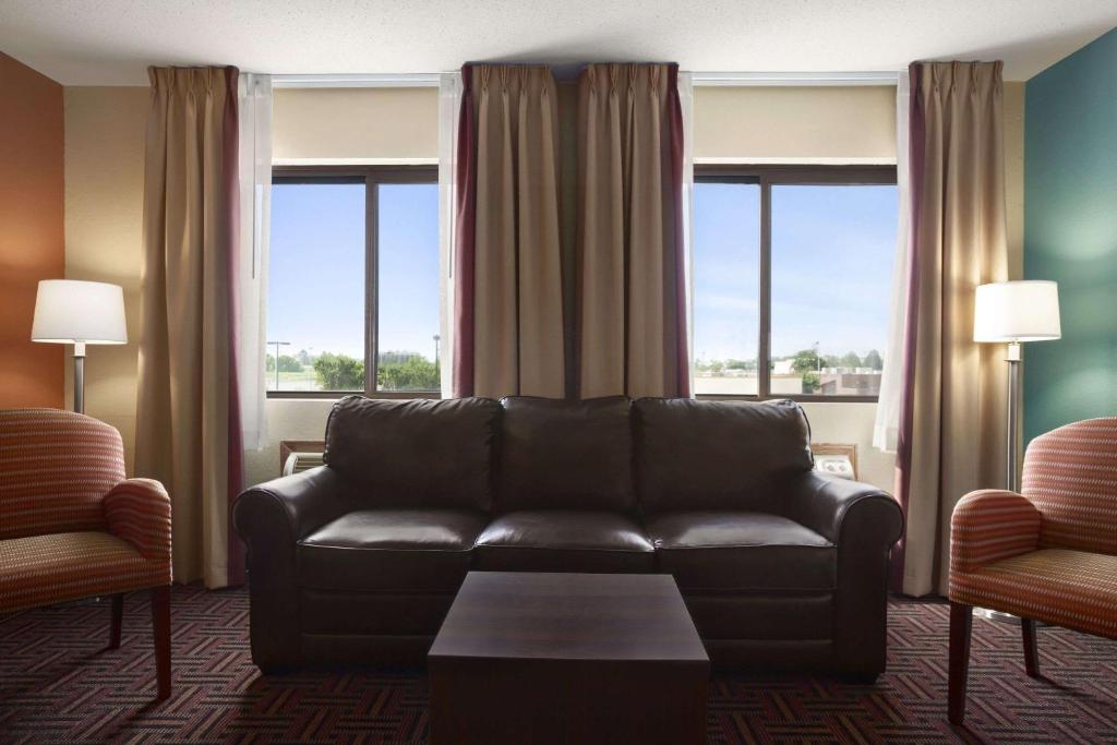 Super 8 by Wyndham Fairview Heights-St. Louis - image 4