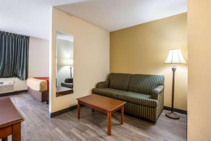 Econo Lodge Inn & Suites Fairview Heights - St Louis - image 3