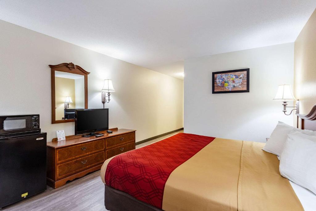 Econo Lodge Inn & Suites Fairview Heights - St Louis - image 7