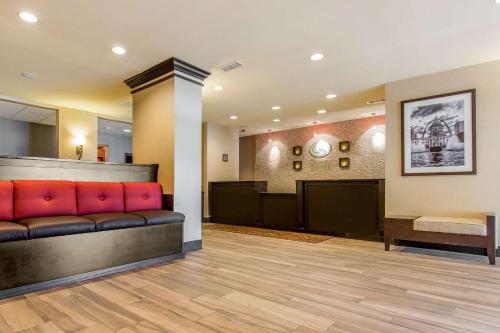 Comfort Suites Fairview Heights - image 4