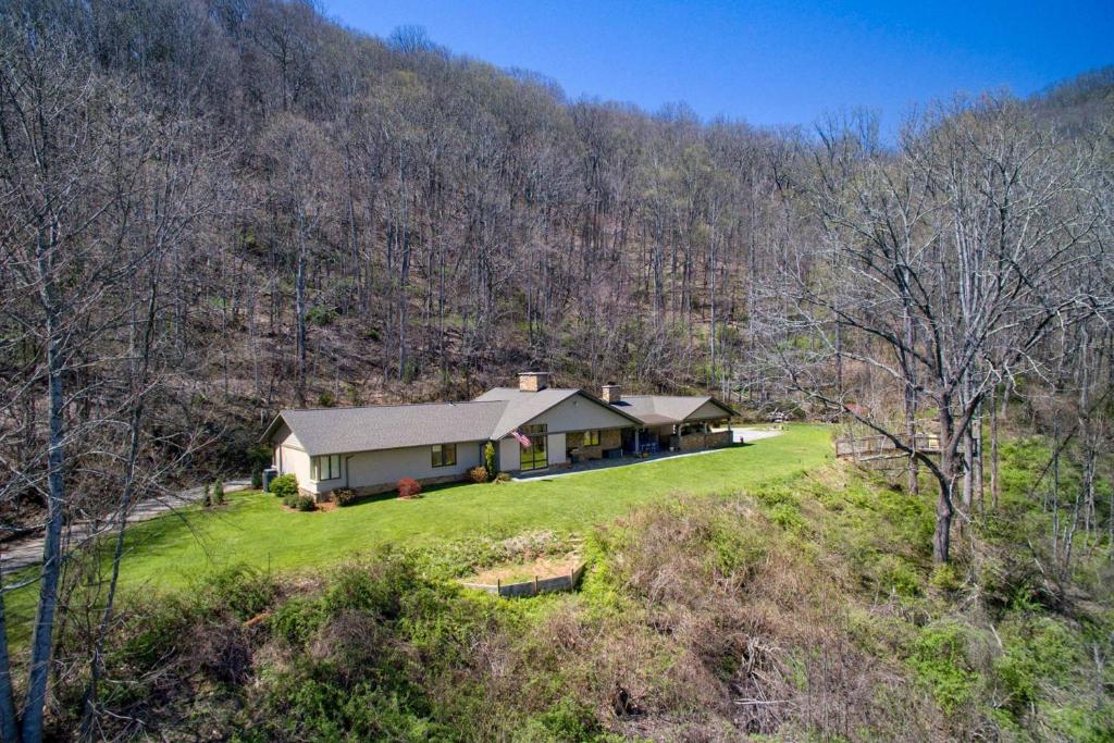 Luxury Lodge on 45 Acres 9 Mi to Dtwn Asheville! - image 4