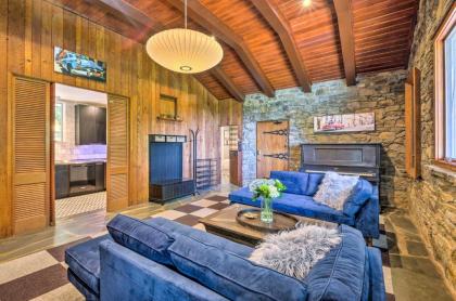 Luxury Lodge on 45 Acres 9 Mi to Dtwn Asheville! - image 5