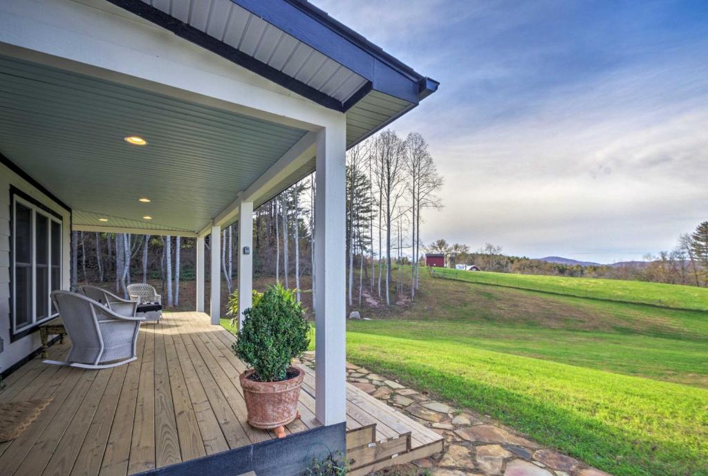 Charming Fairview Home on 40-Acre Horse Farm! - main image