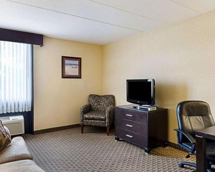 Holiday Inn Express Fall River North - image 14