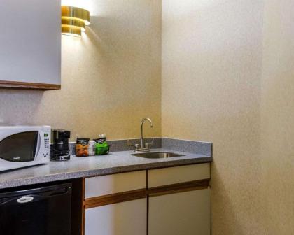 Holiday Inn Express Fall River North - image 15