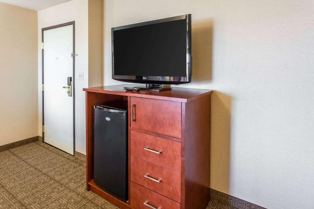 Comfort Inn & Suites Near Fallon Naval Air Station - image 3