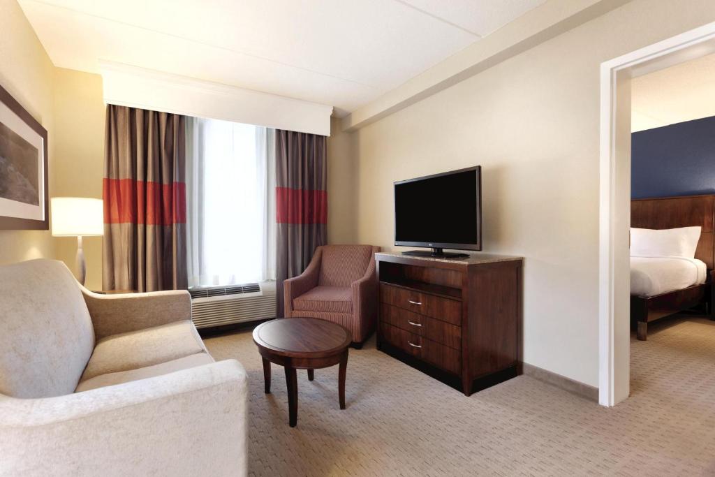 Hilton Garden Inn Falls Church - image 2