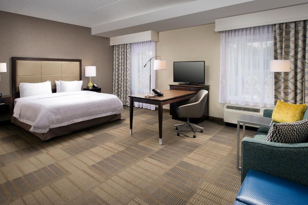 Hampton Inn & Suites Falls Church - image 6