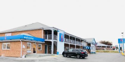 Motel 6-Falls Church VA - Arlington Boulevard - image 2