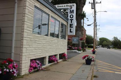 Town & Beach Motel - image 11