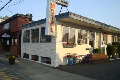 Town & Beach Motel - image 2