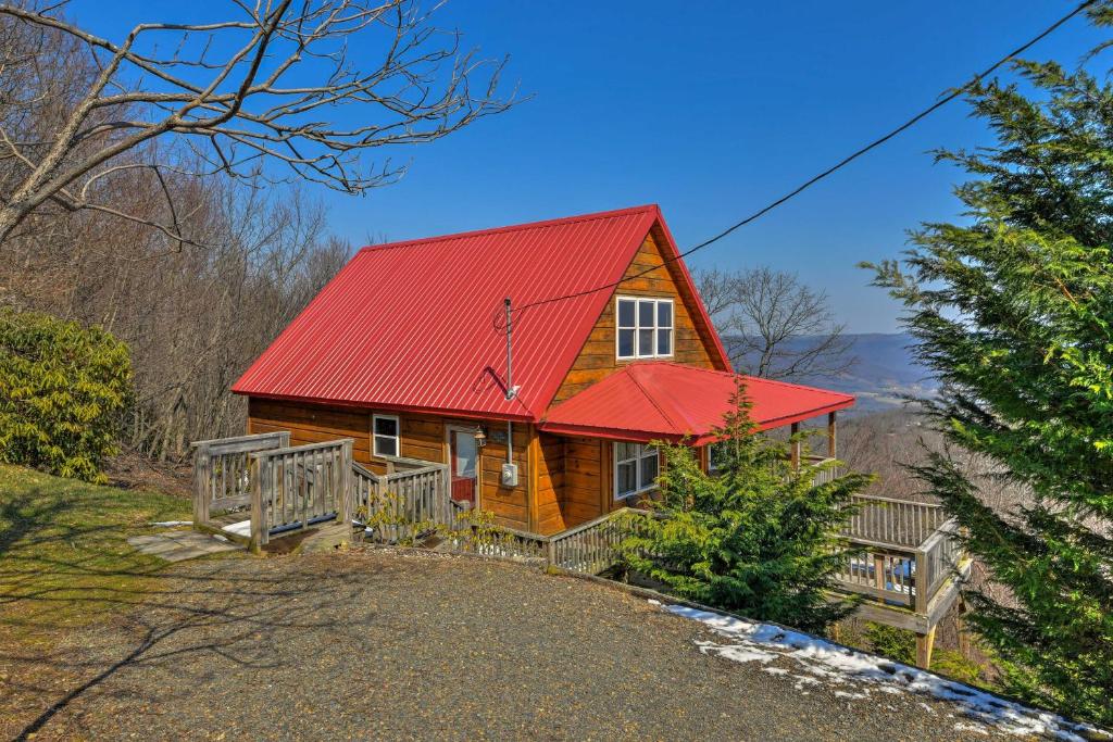 Warm and Cozy Cabin with Deck on Top of the Blue Ridge! - image 3