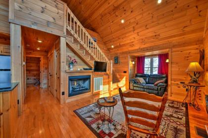 Warm and Cozy Cabin with Deck on Top of the Blue Ridge! - image 9