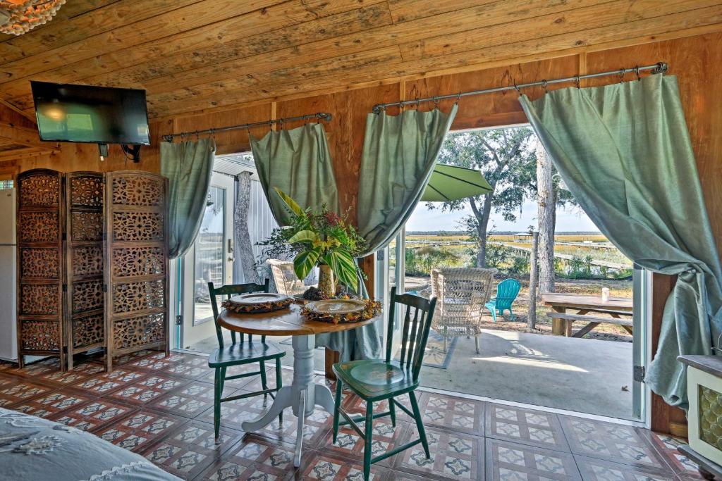 Santa Salvo Cassetta Romantic Waterfront Getaway - image 4