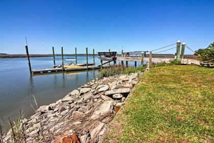 Susie Shanty High-End Waterfront Studio with Dock - image 11