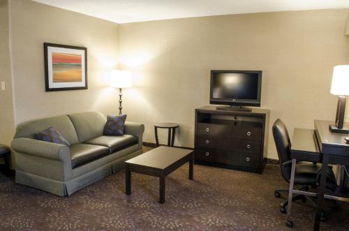 Holiday Inn Fargo an IHG Hotel - image 5