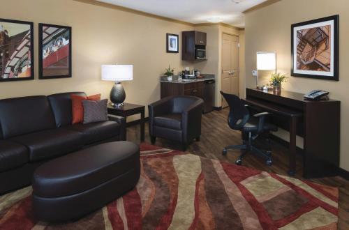 ClubHouse Hotel & Suites Fargo - image 2