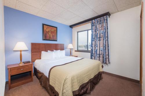 Ramada by Wyndham Fargo - image 2