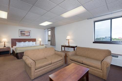 Ramada by Wyndham Fargo - image 5