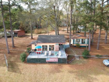 Lakeside Pleasure Island Cabin with Deck and Gas Grill Farmerville