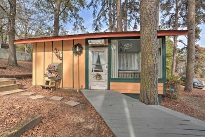 Lakeside Pleasure Island Cabin with Deck and Gas Grill - image 15