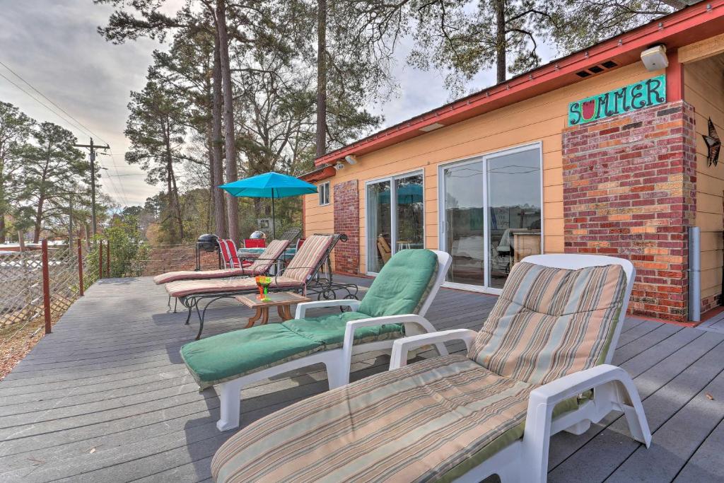 Lakeside Pleasure Island Cabin with Deck and Gas Grill - image 5