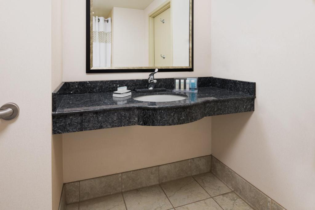 Hampton Inn and Suites Hartford/Farmington - image 3