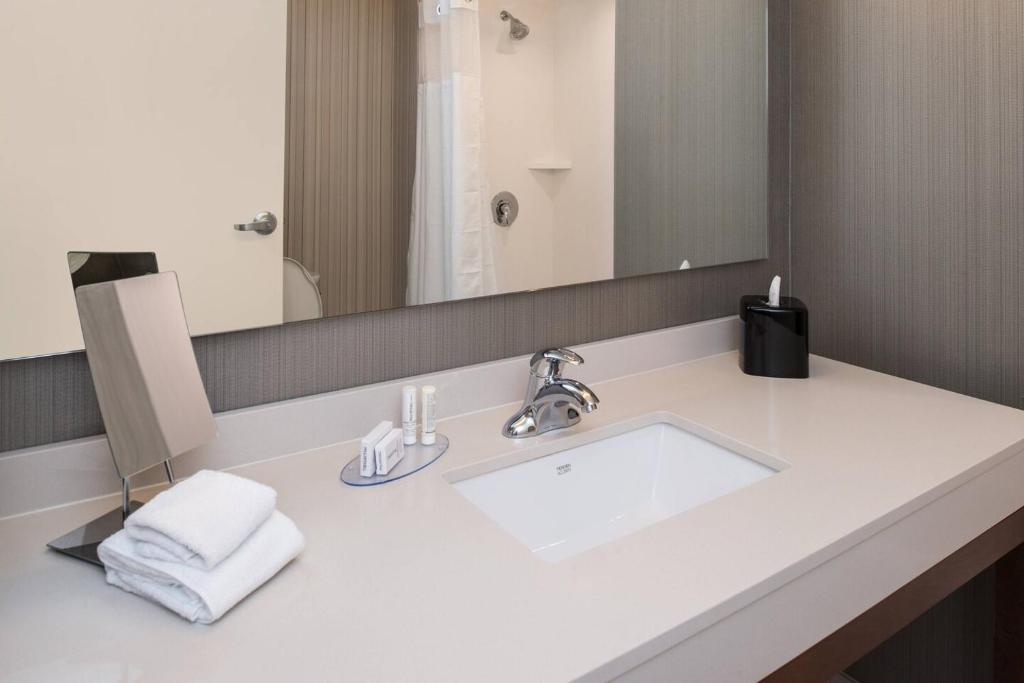 Courtyard by Marriott Detroit Farmington - image 7