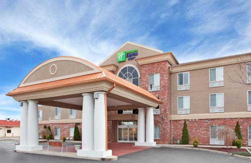 Holiday Inn Express Hotel & Suites Farmington - main image