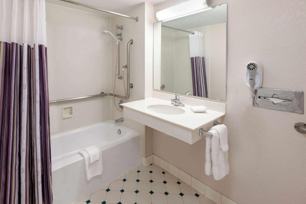 La Quinta Inn by Wyndham Farmington - image 6