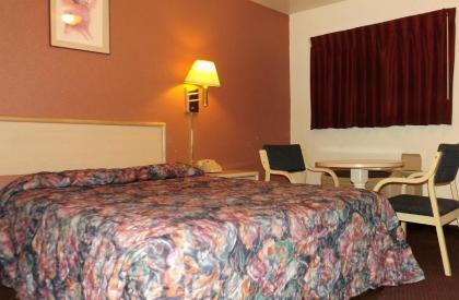 Travelodge by Wyndham Farmington - image 10