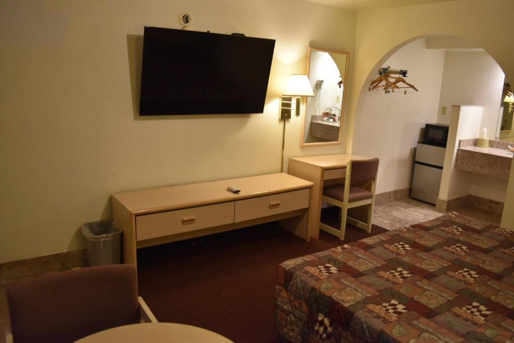 Travelodge by Wyndham Farmington - image 5