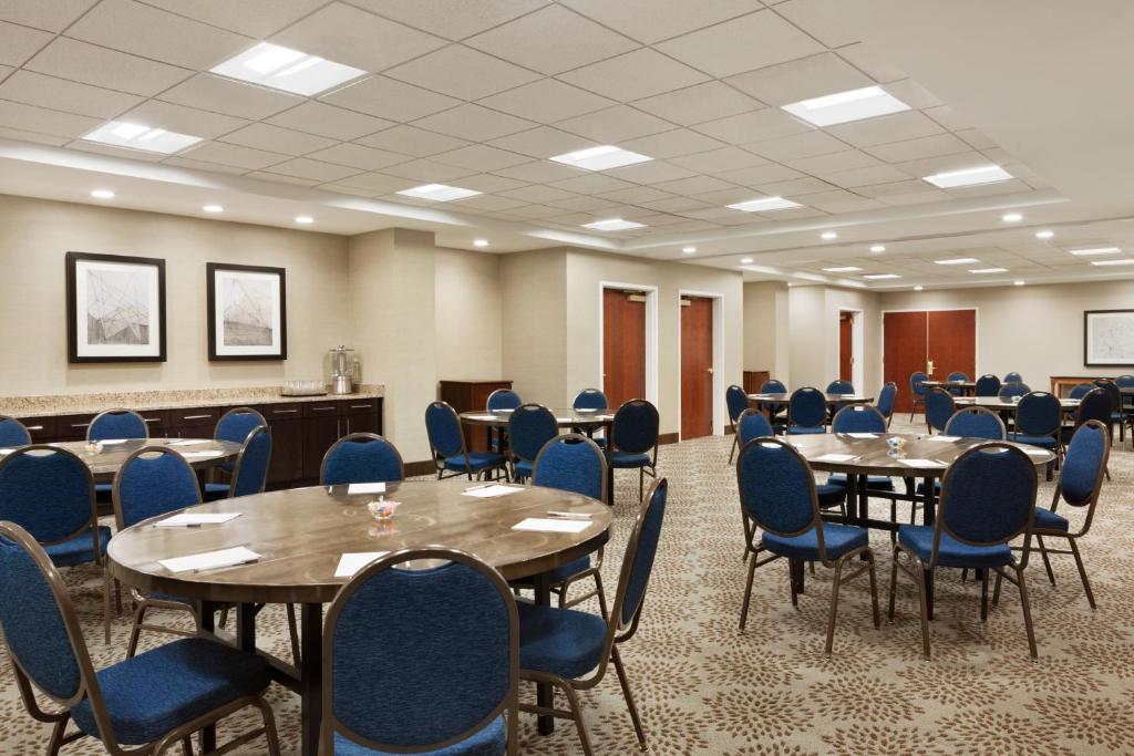 Hampton Inn Long Island-Brookhaven - image 7