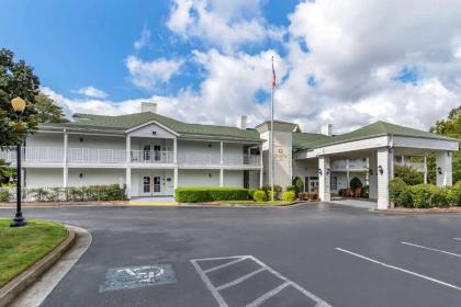 Quality Inn Fayetteville Near Historic Downtown Square - image 5