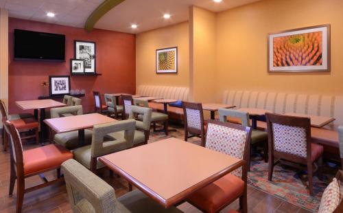 Hampton Inn Fayetteville Fort Bragg - image 2