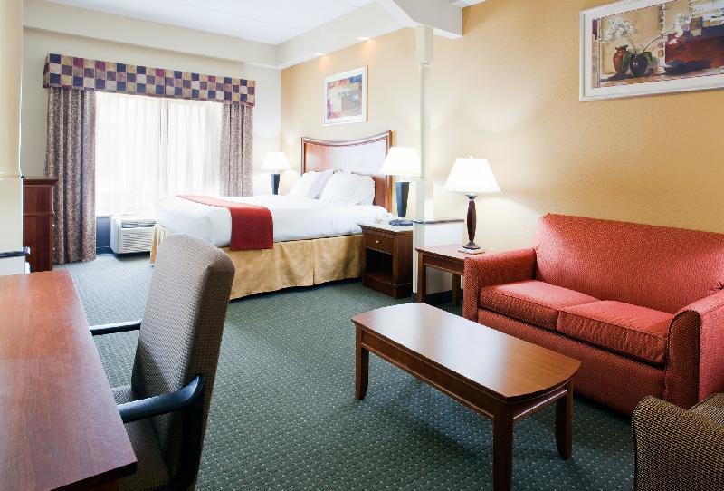 Holiday Inn Express Fayetteville - image 3