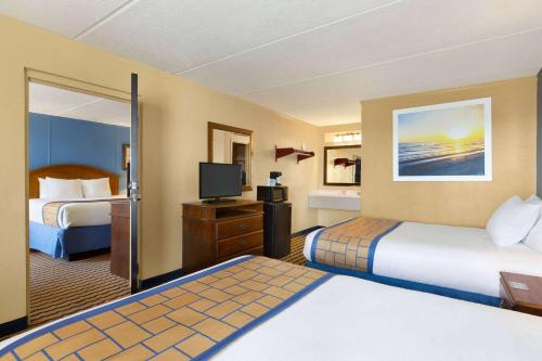 Days Inn & Suites by Wyndham Fort Bragg/Cross Creek Mall - main image