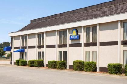 Days Inn & Suites by Wyndham Fort Bragg/Cross Creek Mall - image 2