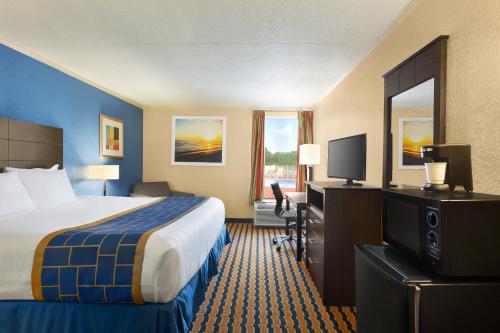 Days Inn & Suites by Wyndham Fort Bragg/Cross Creek Mall - image 3