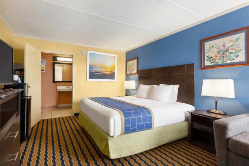 Days Inn & Suites by Wyndham Fort Bragg/Cross Creek Mall - image 5